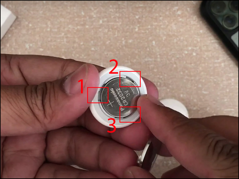 Lắp nắp khớp với 3 mối gài của AirTag